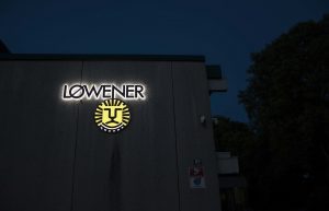 Skab opmærksomhed omkring din forretning med facadeskilte med lys